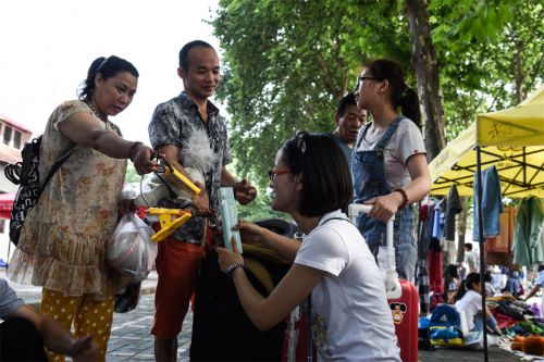 7.跳蚤市场上,正在卖自己曾经用过的物品